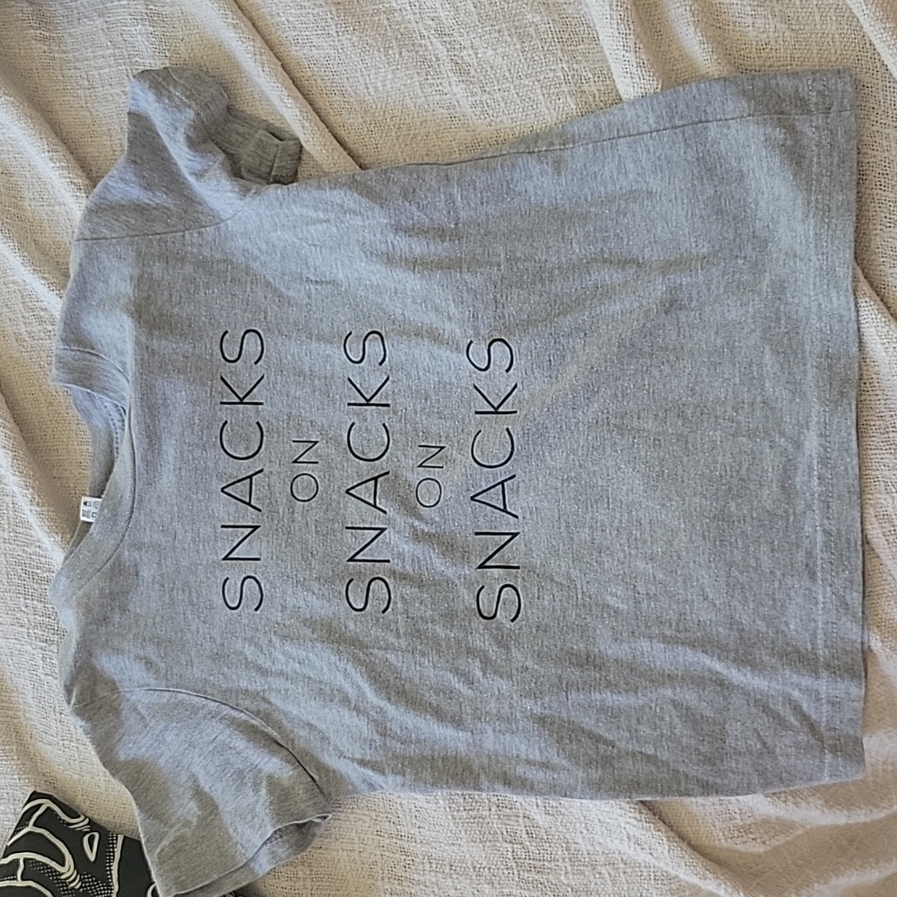 Small shop tee "snacks" 4 years